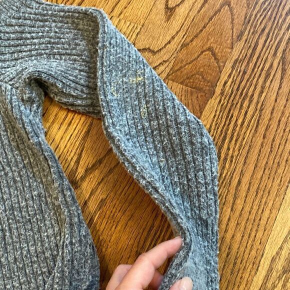 CUPCAKES AND CASHMERE
Rodell Cold Shoulder Sweater In Medium Heather Grey - Picture 4 of 8